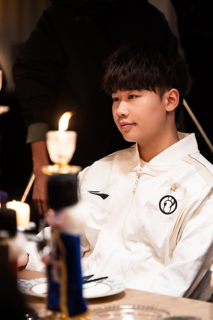 IG分享Wei照片：掉落一组德杯拍摄的卷毛肥墩～